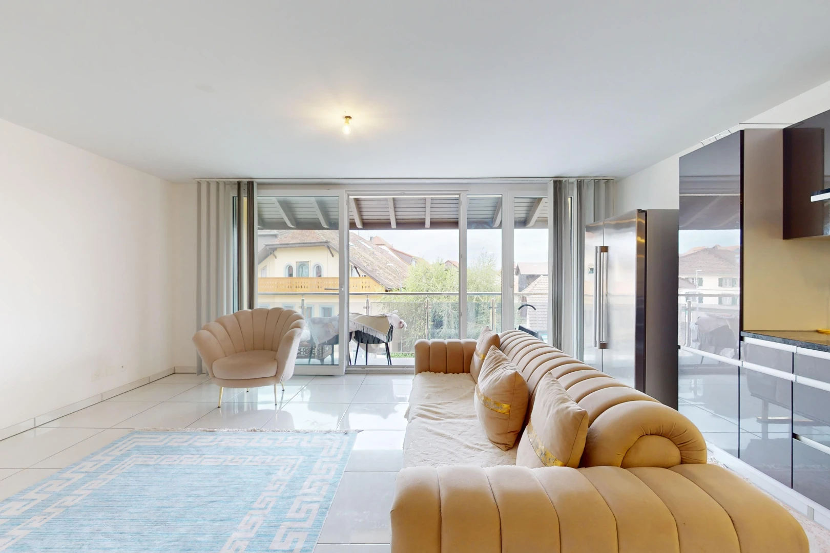 salon avec lumière naturelle, fenêtres du sol au plafond, et carrelage