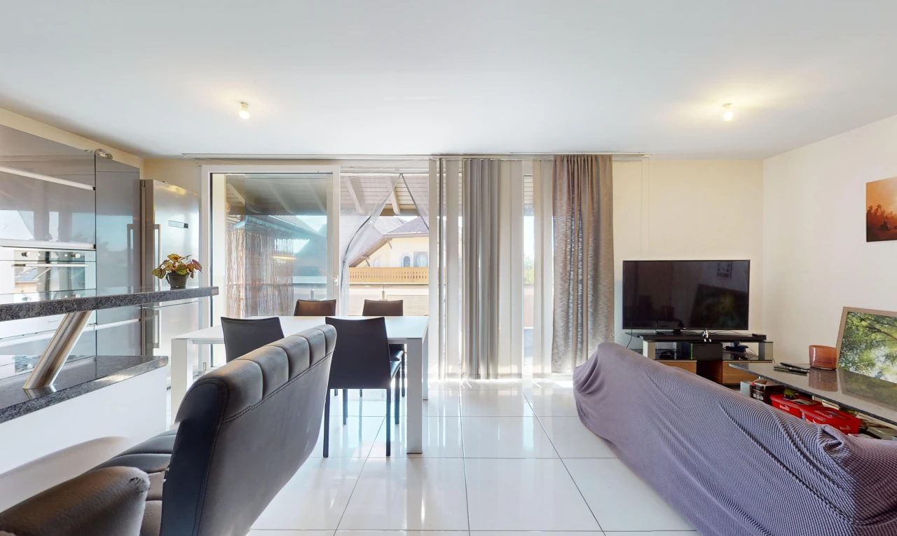 salon / salle à manger avec lumière naturelle, carrelage, et télévision