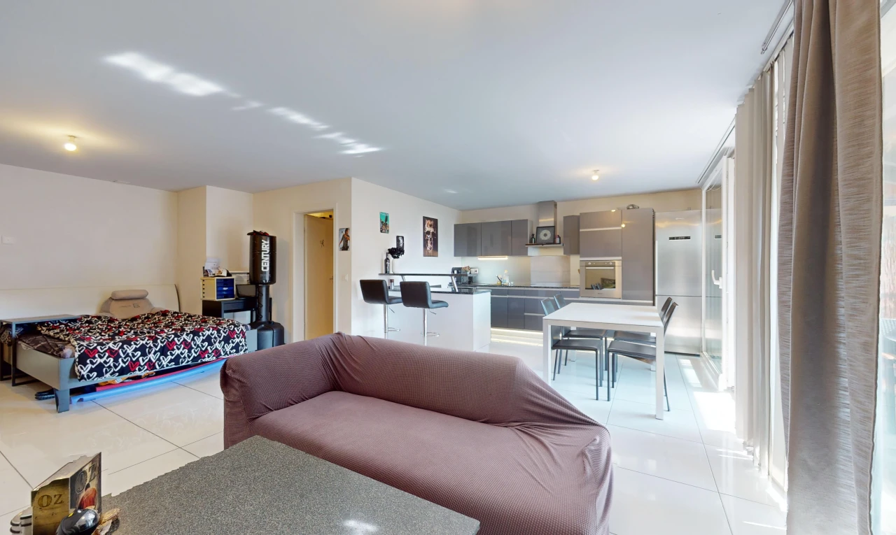 salon / salle à manger avec carrelage