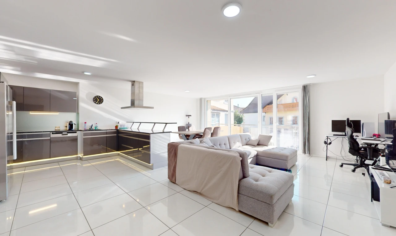 salon / salle à manger avec télévision, lumière naturelle, et carrelage