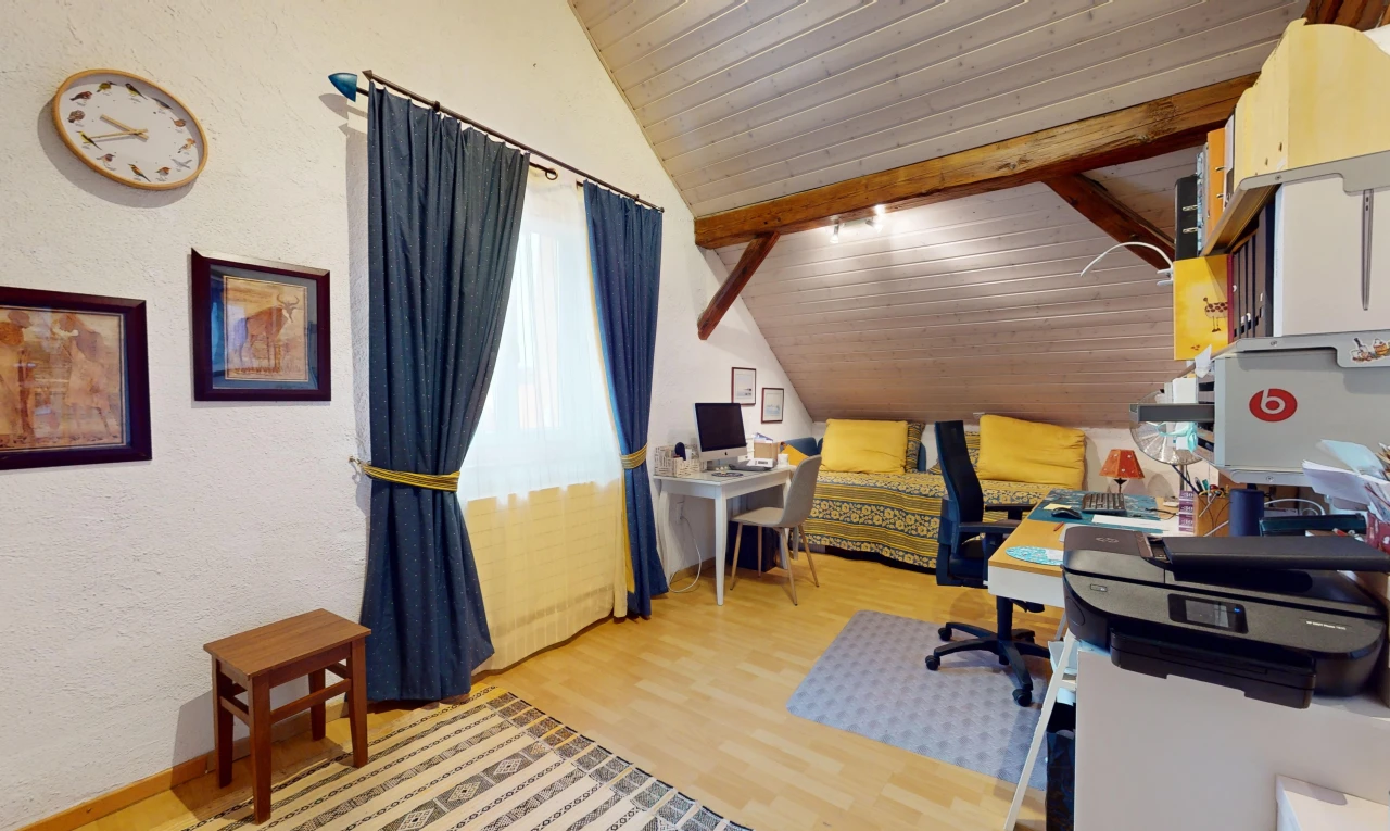 chambre avec télévision, lumière naturelle, plafond voûté, et plafond de bois