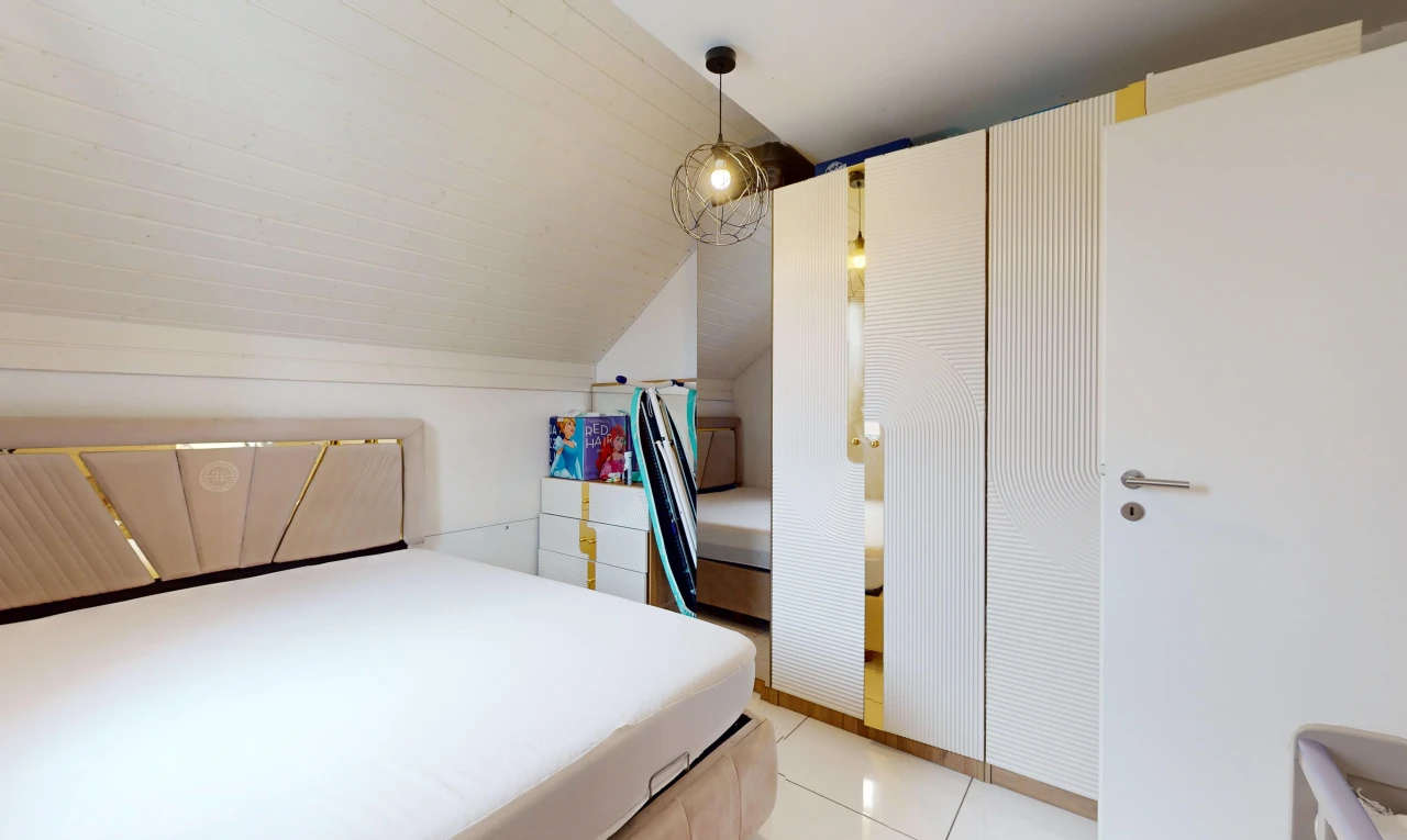 chambre avec placard, plafond voûté, et carrelage