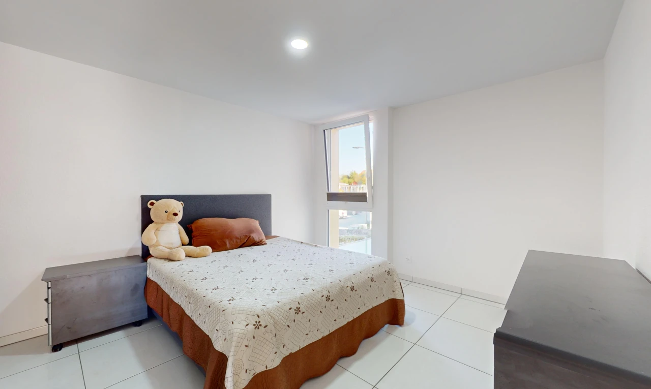chambre avec carrelage et lumière naturelle