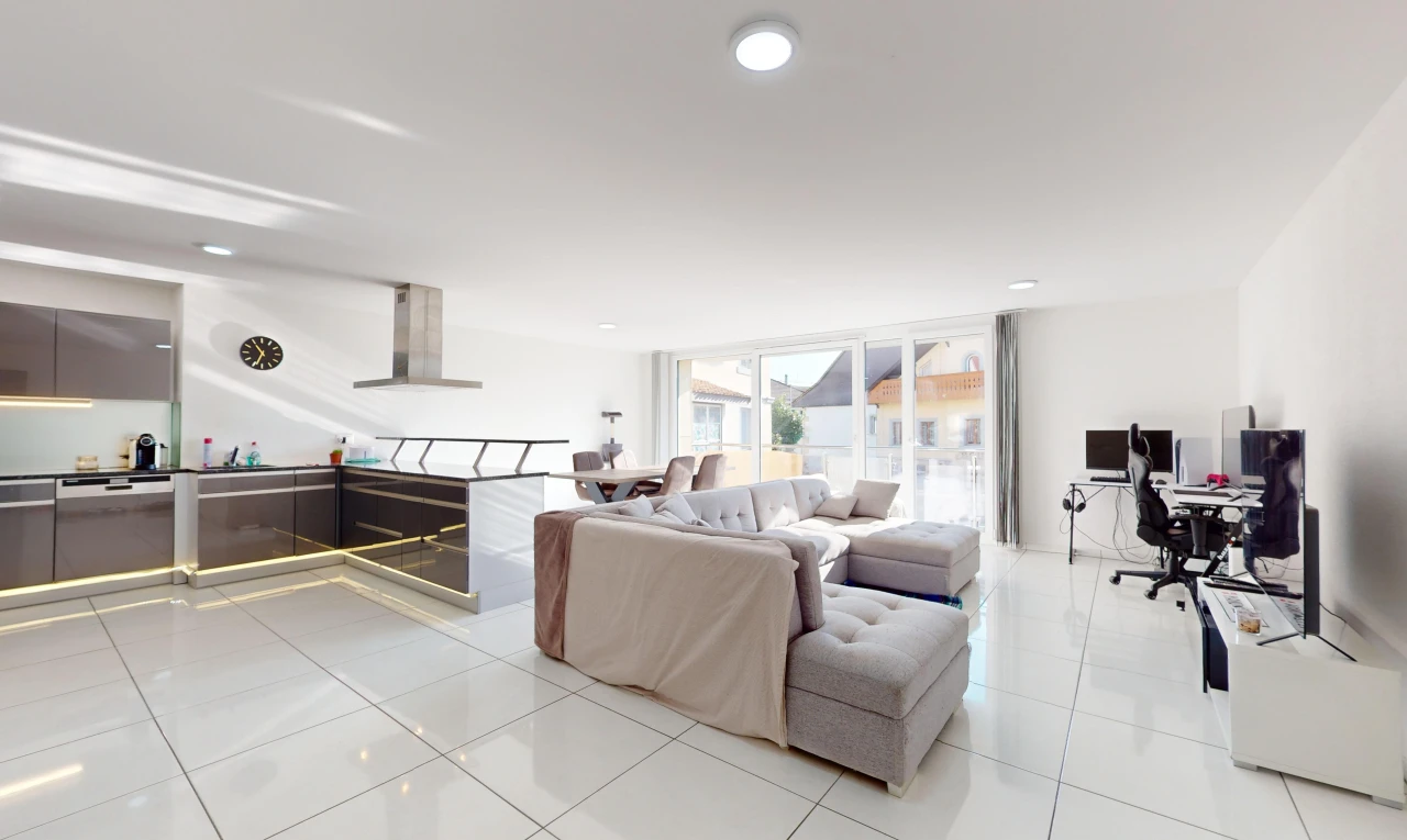 salon / salle à manger avec carrelage, télévision, et lumière naturelle