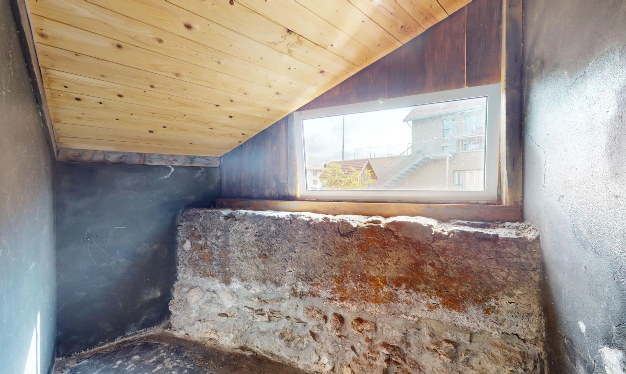 pièce vide avec plafond bas, lumière naturelle, plafond voûté, et plafond de bois