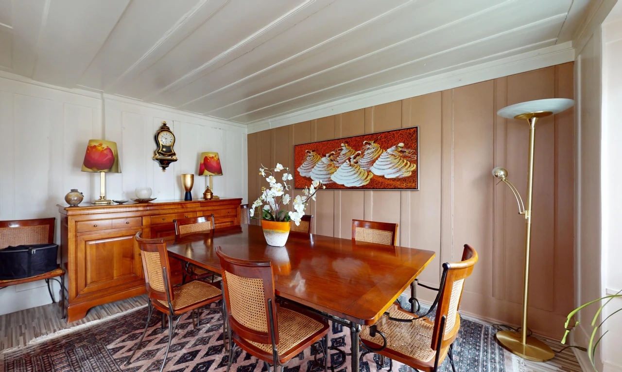 salle à manger avec moulures