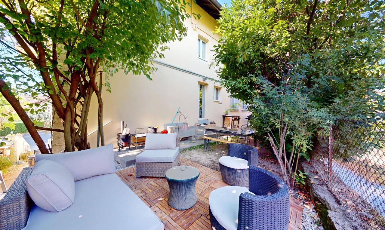 terrasse avec clôture, patio, et espace de vie extérieur