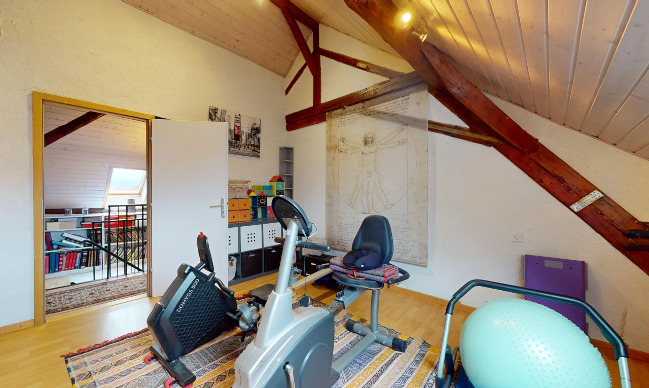 bureau avec plancher de bois, plafond voûté, et plafond de bois