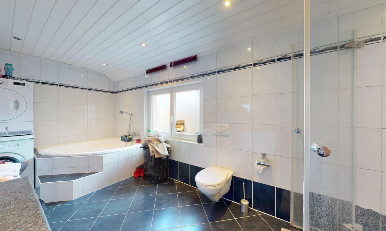 salle de bains avec douche, mur carrelé, toilettes, carrelage, et baignoire