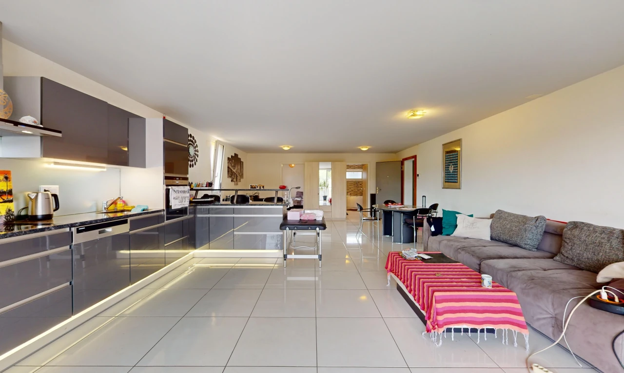 espace intérieur avec lumière naturelle et carrelage