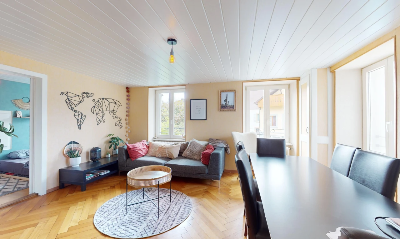 salon / salle à manger avec lumière naturelle, parquet, et plafond de bois