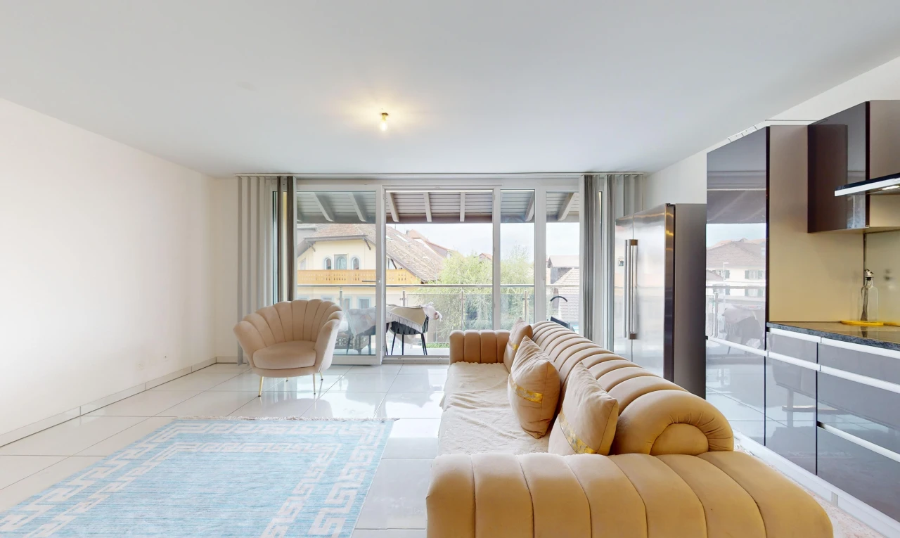 salon avec lumière naturelle, fenêtres du sol au plafond, et carrelage