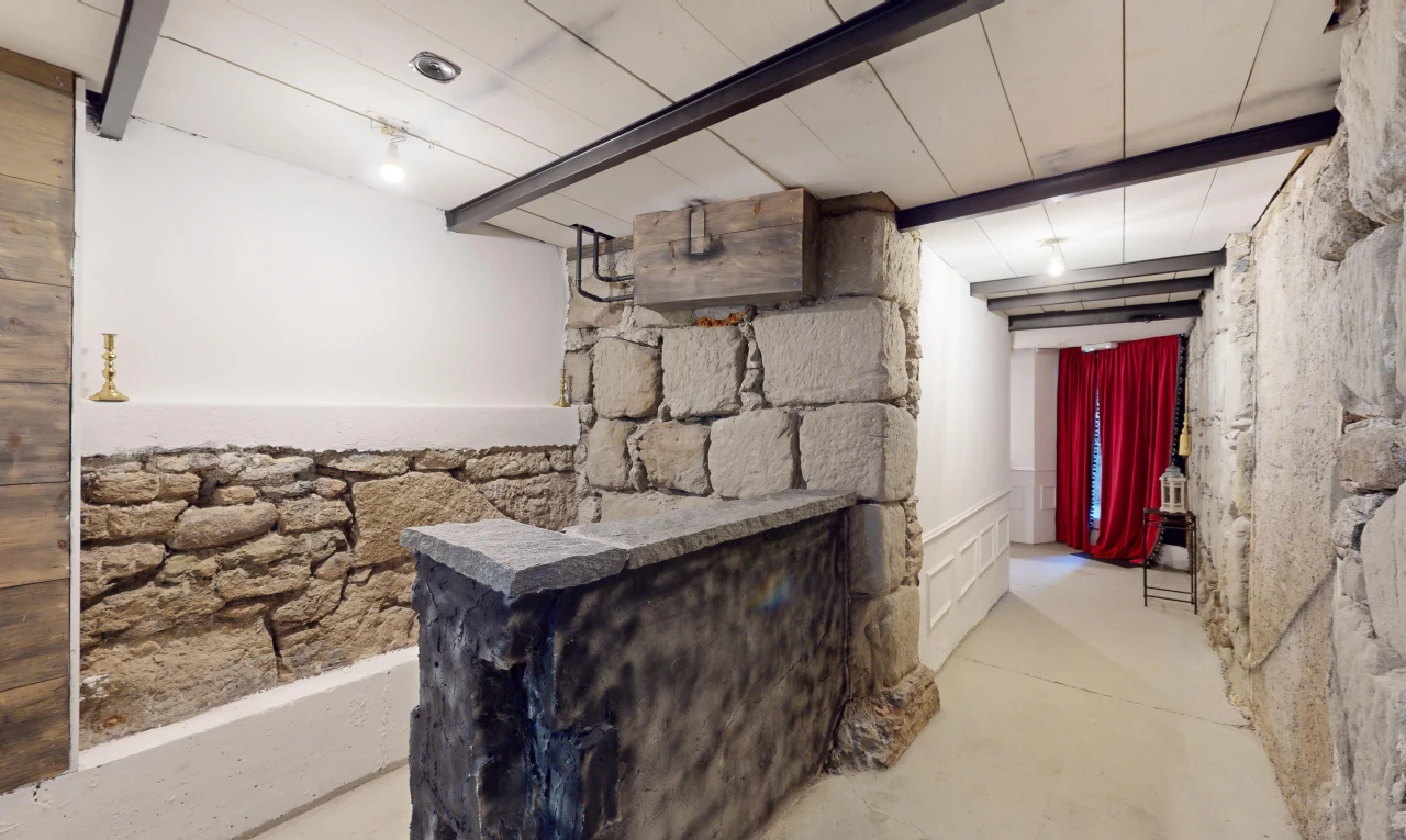espace intérieur avec sol en béton et poutres apparentes