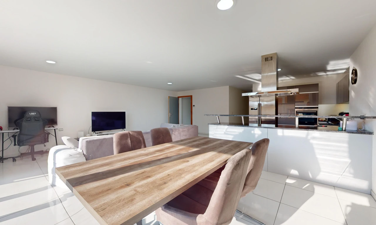 salon / salle à manger avec télévision et carrelage