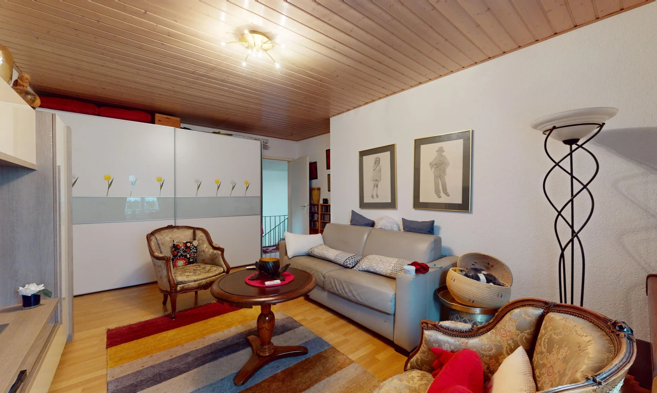 salon avec plancher de bois et plafond de bois