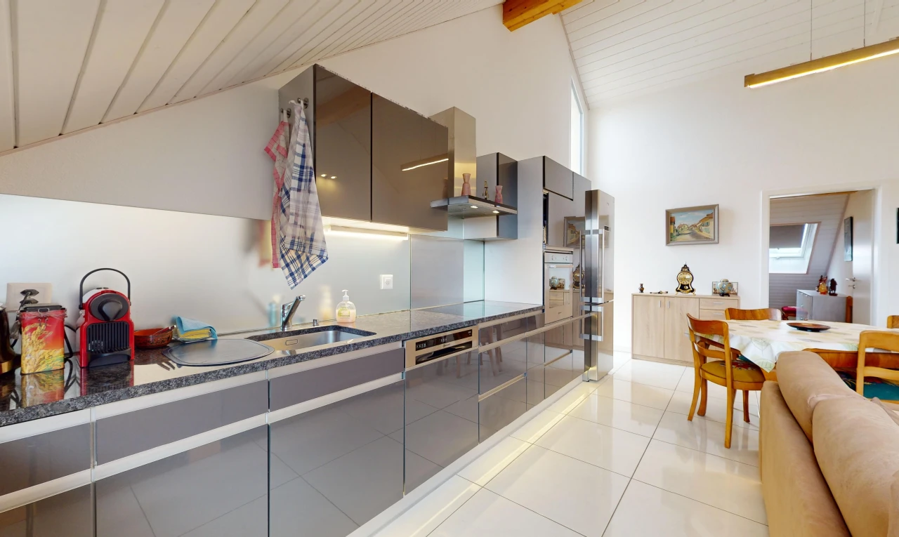 cuisine avec plan de travail, meubles à panneaux plats, vasque, carrelage, et hotte