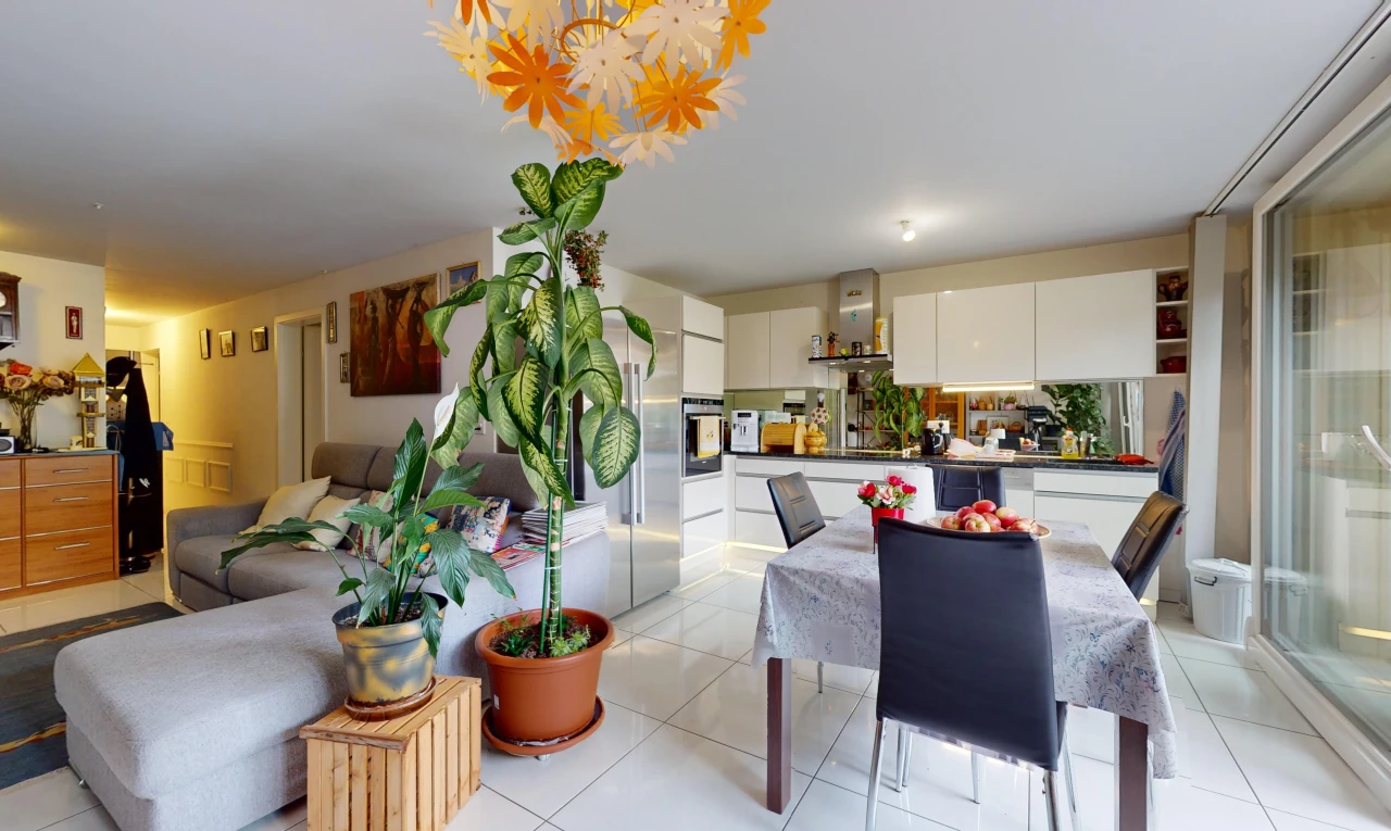 salon / salle à manger avec carrelage