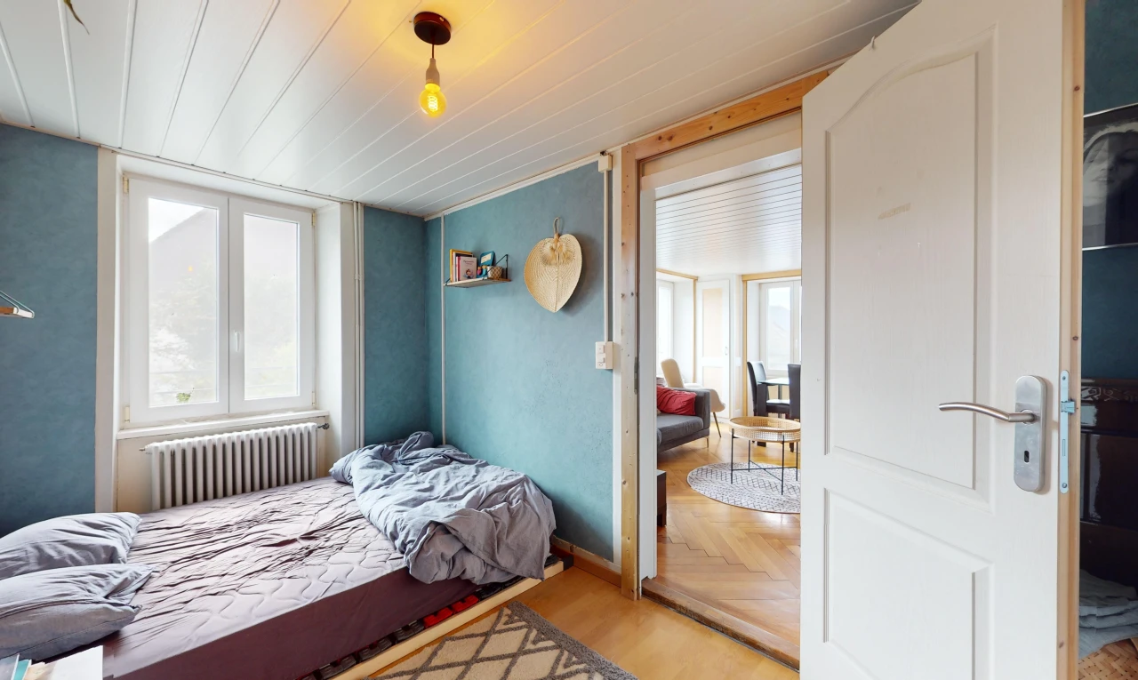 chambre avec lumière naturelle, parquet, radiateur, et plafond bas