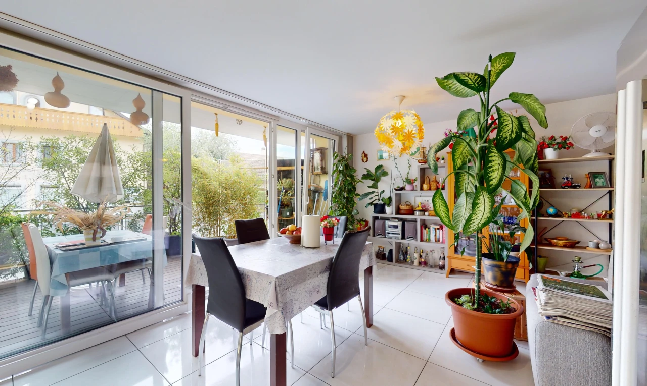 salle à manger avec carrelage et lumière naturelle