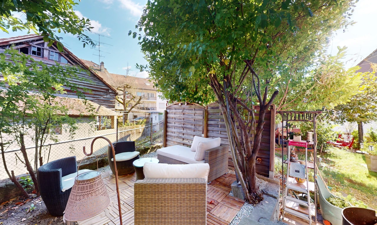 terrasse avec terrasse en bois, espace de vie extérieur, et clôture