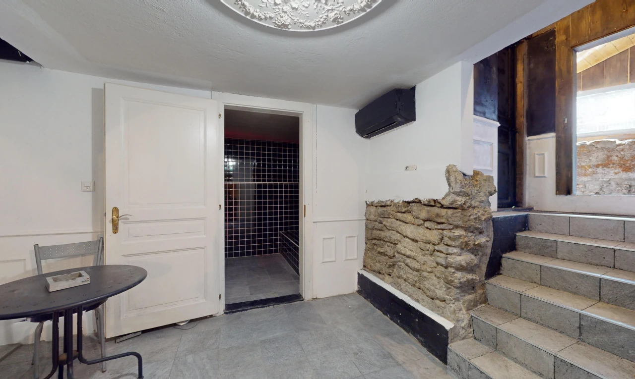 espace intérieur avec lumière naturelle et climatisation murale