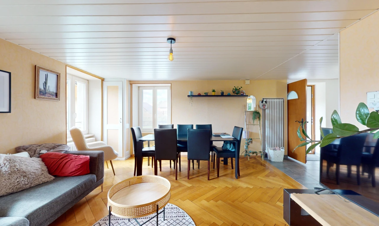 salon / salle à manger avec parquet, télévision, et lumière naturelle