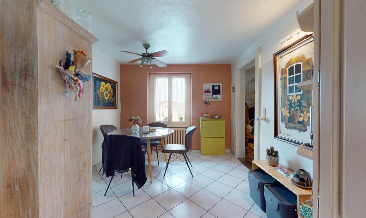 salle à manger avec carrelage, ventilateur de plafond, et lumière naturelle