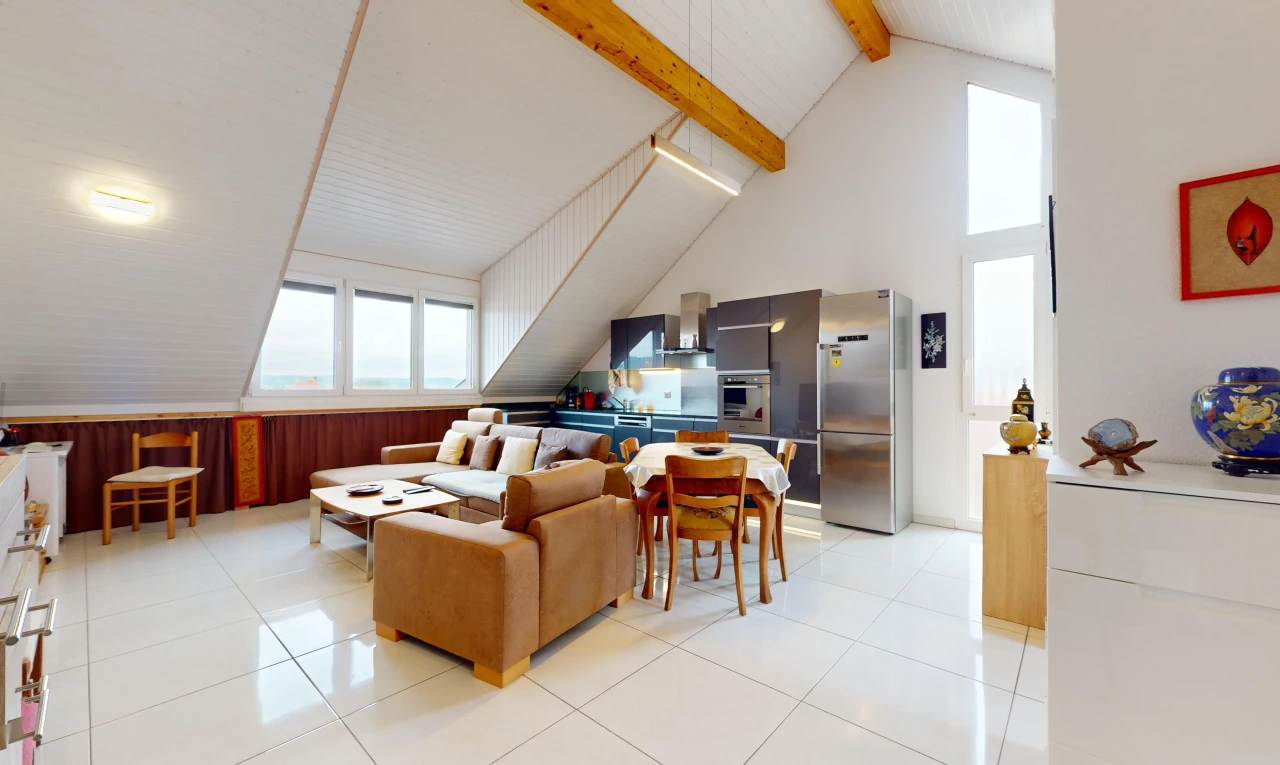 salon / salle à manger avec poutres apparentes, mur en bois, carrelage, lumière naturelle, et plafond voûté