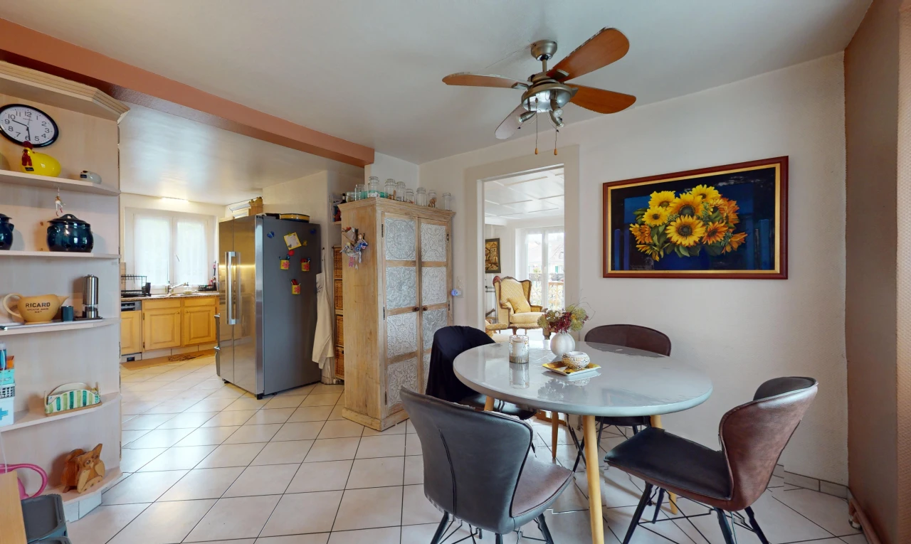 salle à manger avec lumière naturelle, ventilateur de plafond, et carrelage