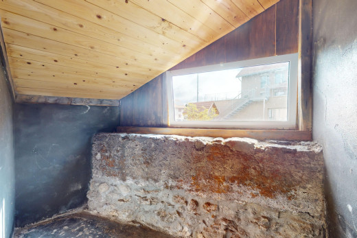 pièce vide avec plafond bas, lumière naturelle, plafond voûté, et plafond de bois