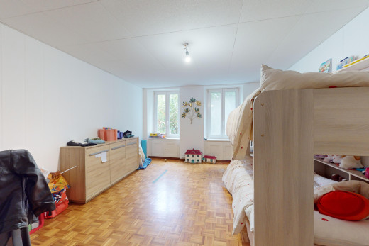 chambre avec porte-fenêtre, parquet, et lumière naturelle