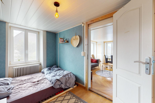 chambre avec lumière naturelle, parquet, radiateur, et plafond bas