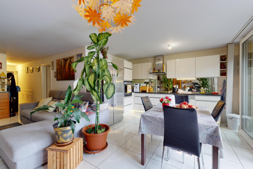 salon / salle à manger avec carrelage