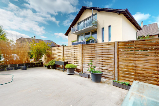 façade avec balcon, clôture, et patio