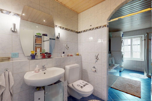 salle de bains avec mur carrelé et miroir