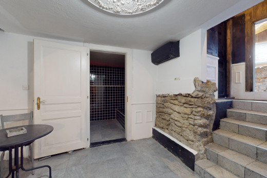 espace intérieur avec lumière naturelle et climatisation murale