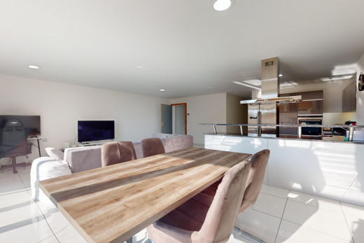 salon / salle à manger avec télévision et carrelage