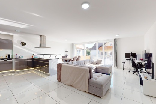 salon / salle à manger avec carrelage, télévision, et lumière naturelle