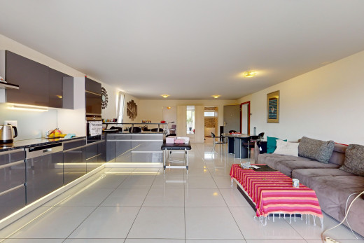 espace intérieur avec lumière naturelle et carrelage