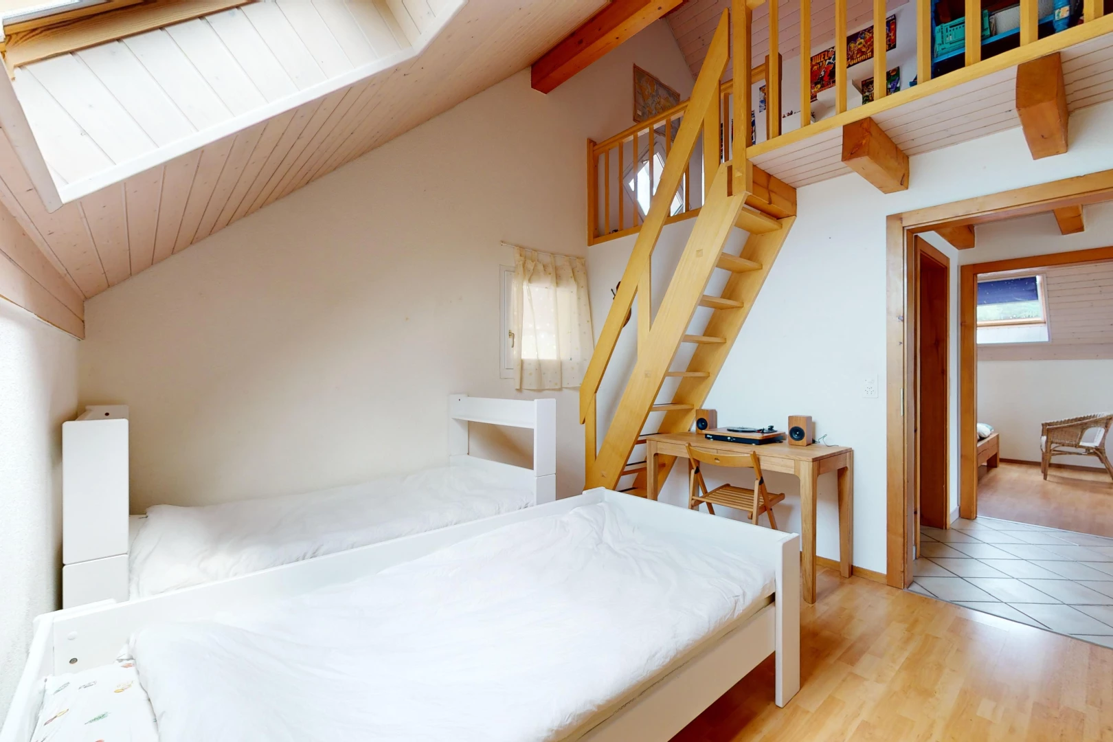 chambre avec lumière naturelle, carrelage, plancher de bois, et plafond voûté