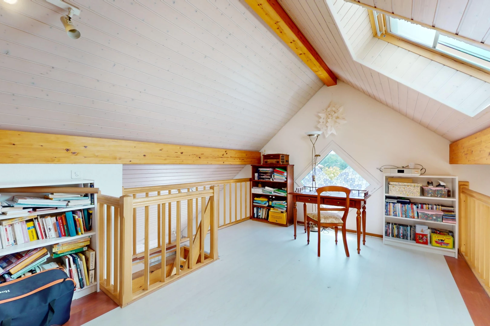 chambre avec plancher de bois, lucarne, lumière naturelle, poutres apparentes, et plafond voûté