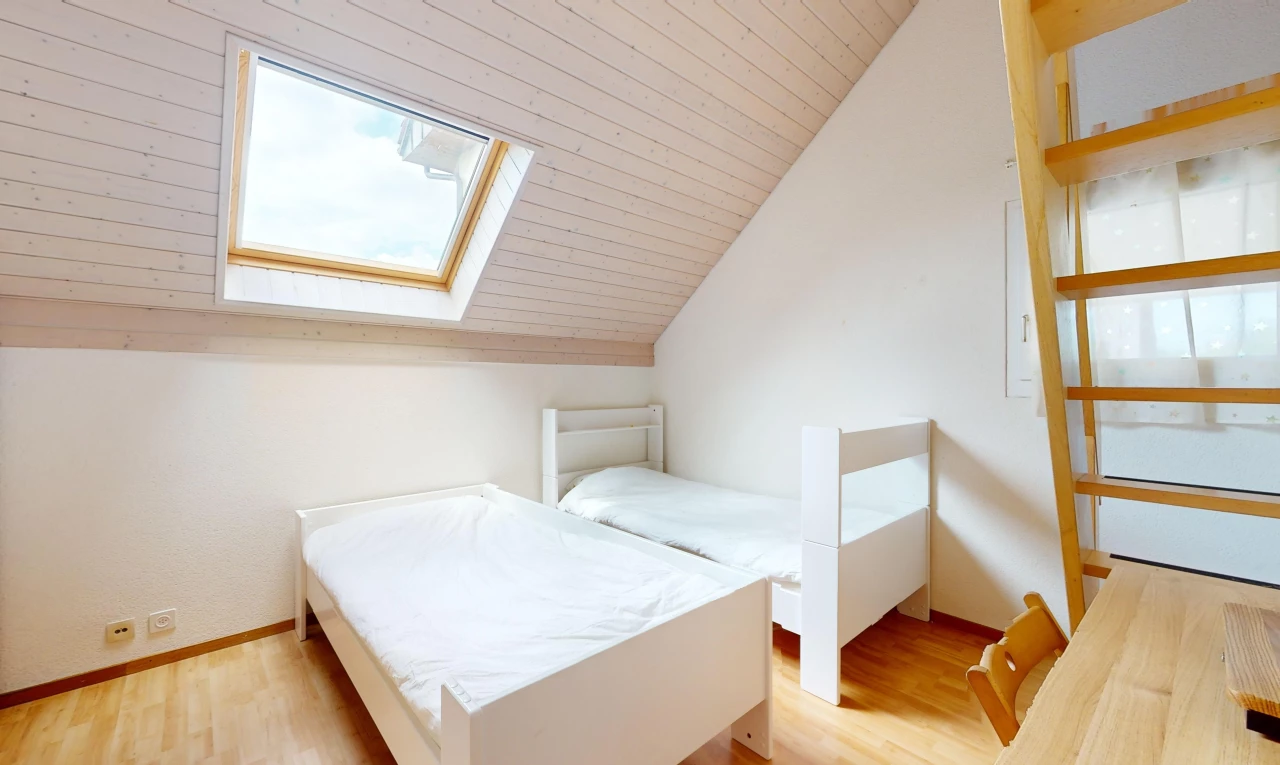 chambre avec plafond de bois, plancher de bois, lucarne, plafond voûté, et lumière naturelle