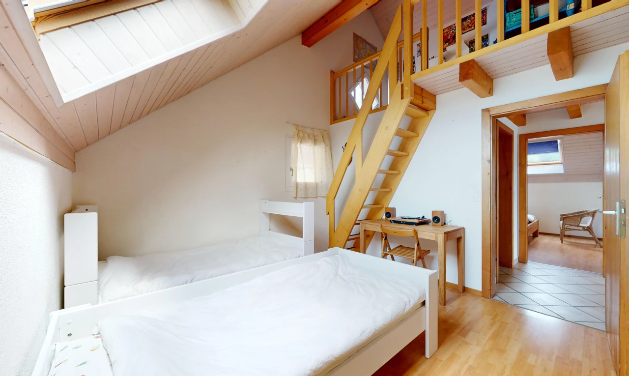 chambre avec lumière naturelle, carrelage, plancher de bois, et plafond voûté