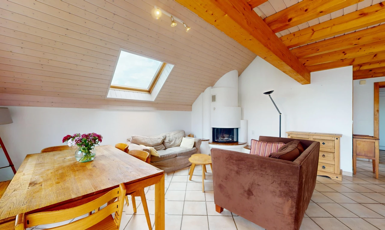 salon / salle à manger avec plafond voûté, carrelage, lucarne, et plafond de bois