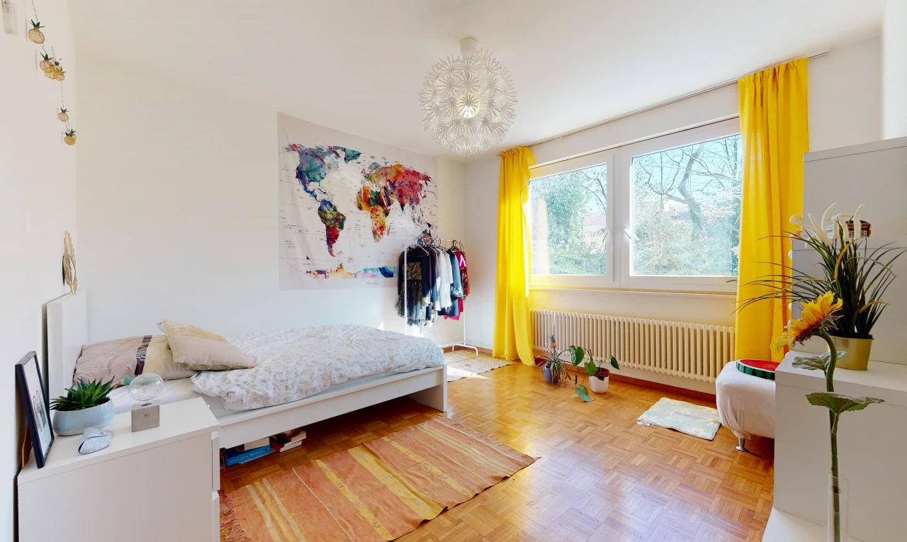 chambre à coucher avec parquet, lumière naturelle, et radiateur