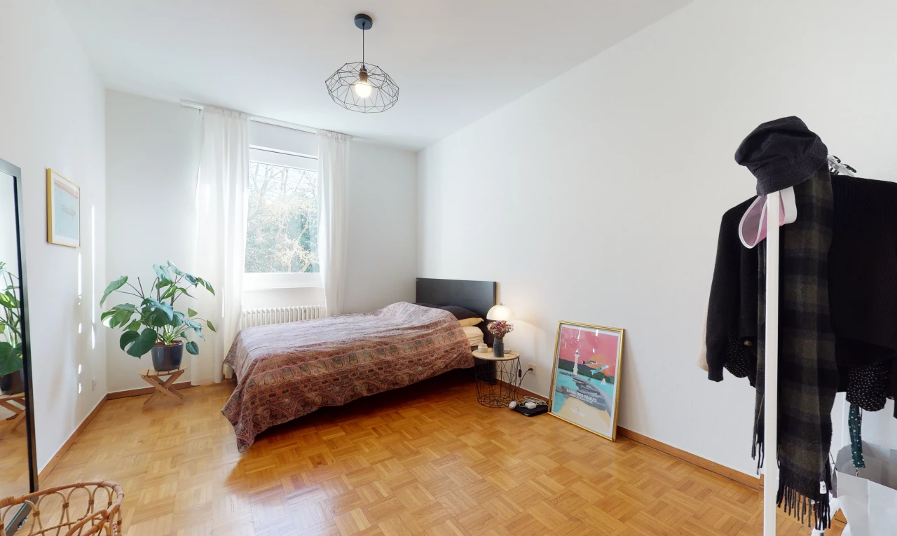 chambre à coucher avec parquet et lumière naturelle