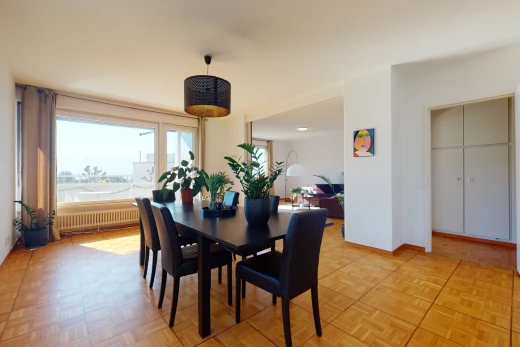salle à manger avec lumière naturelle et radiateur