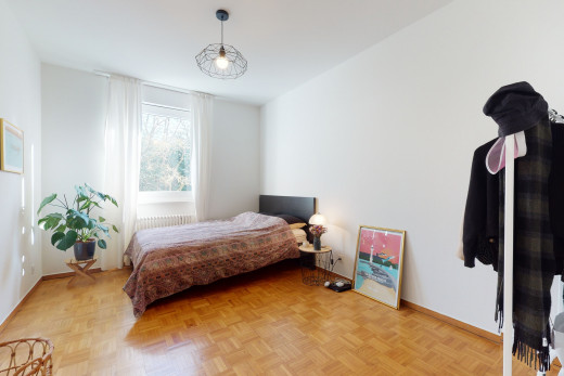 chambre à coucher avec parquet et lumière naturelle