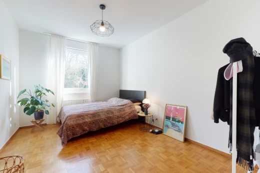 chambre à coucher avec parquet et lumière naturelle