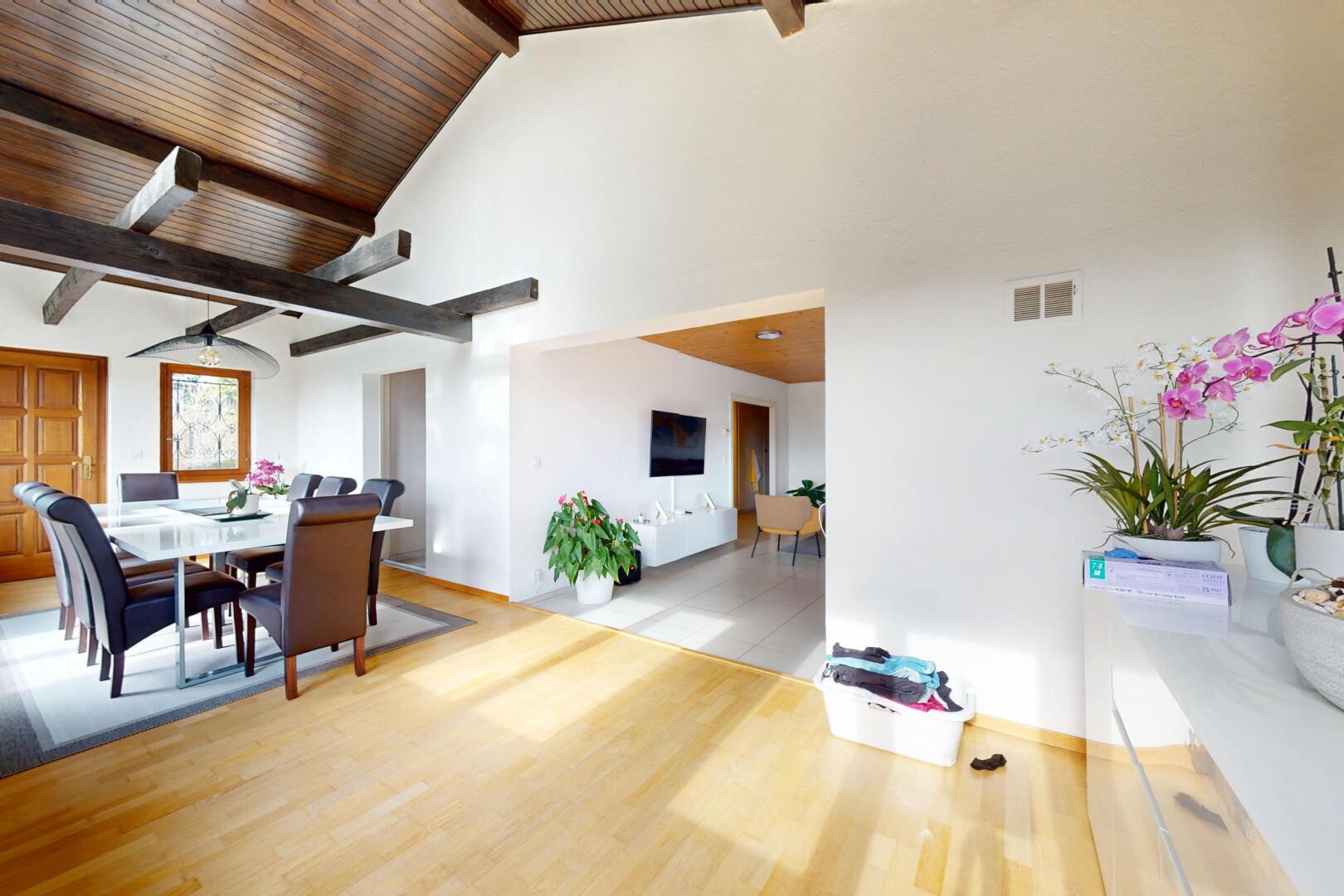 espace intérieur avec plafond à poutres, sol en finition bois, ventilation, et cloison sèche